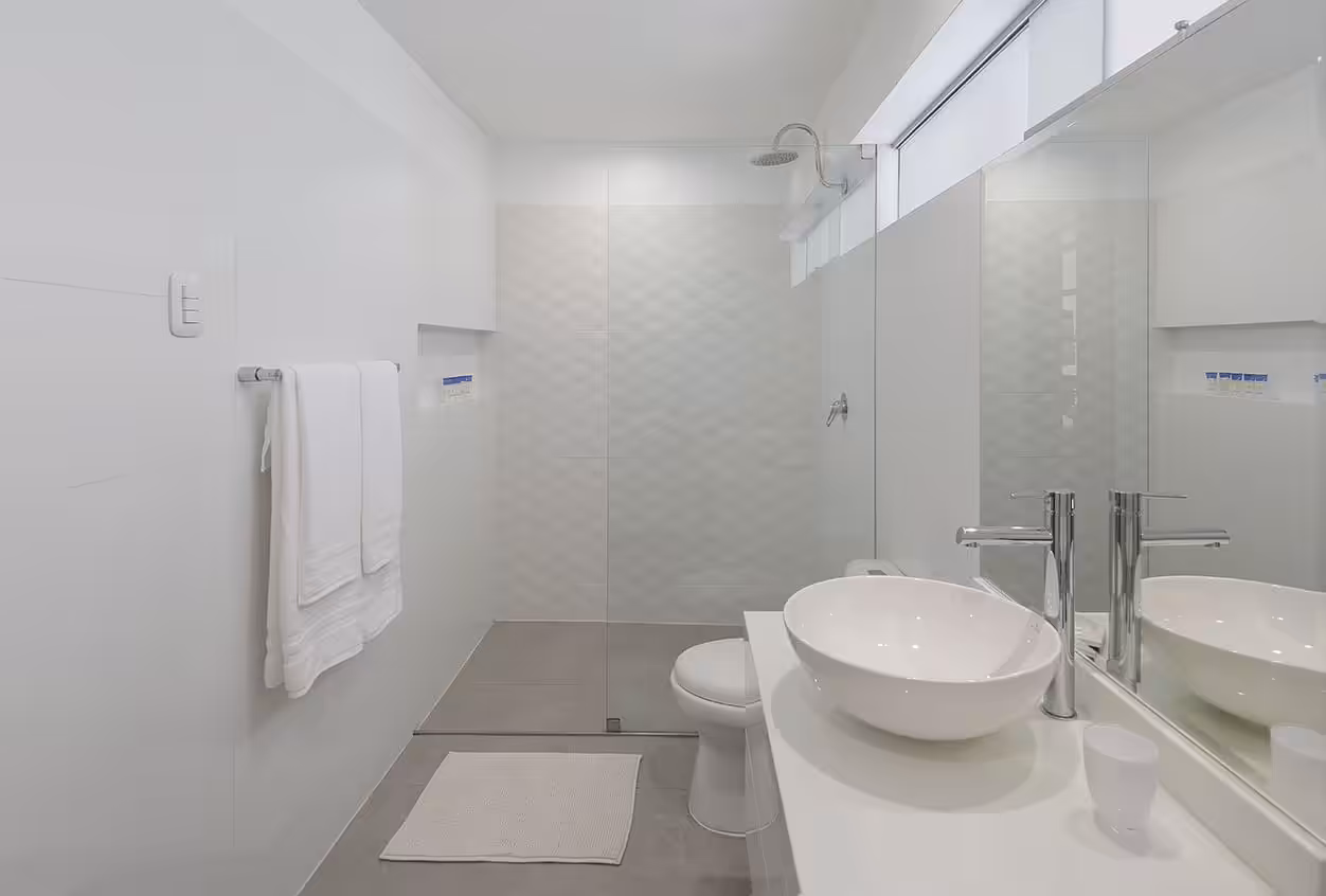 Baño del departamento corporativo B de Smiles Peru.Bathroom in Smiles Peru corporate apartment B.