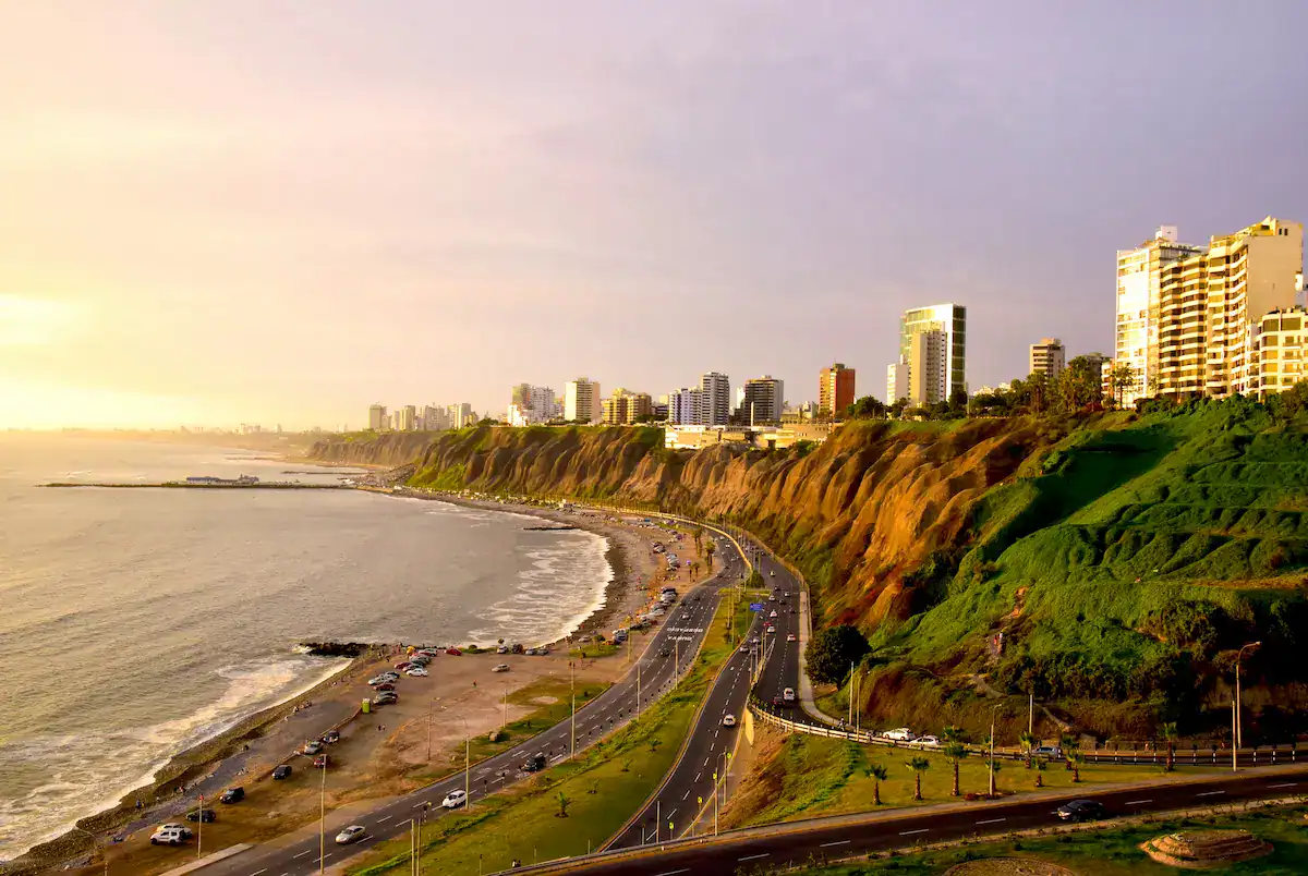 Malecón de Miraflores and Costa Verde in Lima, near Smiles Peru